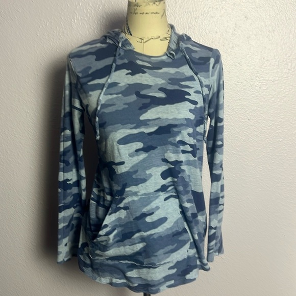 Vince Camuto Tops - Blue Army Print Hoodie Tee